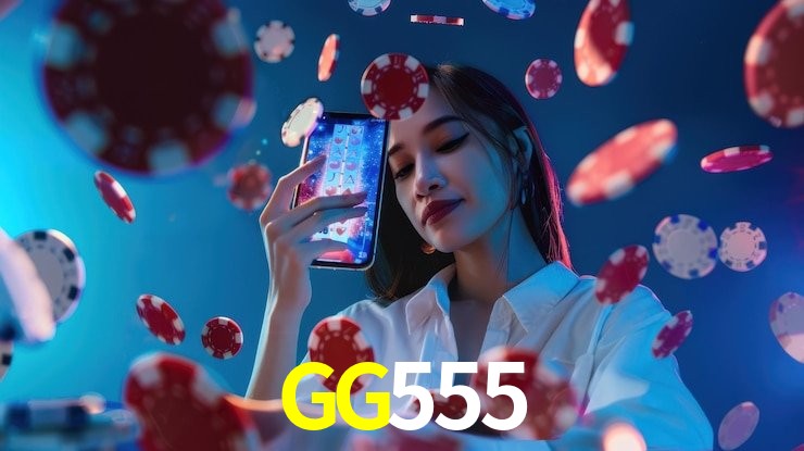 Escena dinámica inspirada en casino con iluminación GG555, cartas, fichas e íconos de juegos digitales en un espacio moderno de juegos.